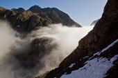 Sul Pizzo del Diavolo della Malgina (2926 m.) il cielo è blu sopra le nuvole il 9 ottobre 2010 - FOTOGALLERY